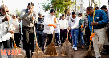 વડાપ્રધાનના સ્વચ્છ શહેર, સ્વચ્છ ગામ, સ્વચ્છ ગુજરાત અને સ્વચ્છ ભારતના સંકલ્પને સાર્થક કરવા આરોગ્ય મંત્રી ઋષિભાઈ પટેલે હાથમાં ઝાડુ લીધુ